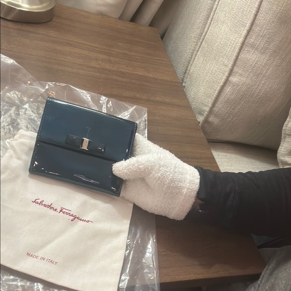 Salvatore Ferragamo RARE blue patent calf leather wallet-some marks stickiness - Picture 5 of 17